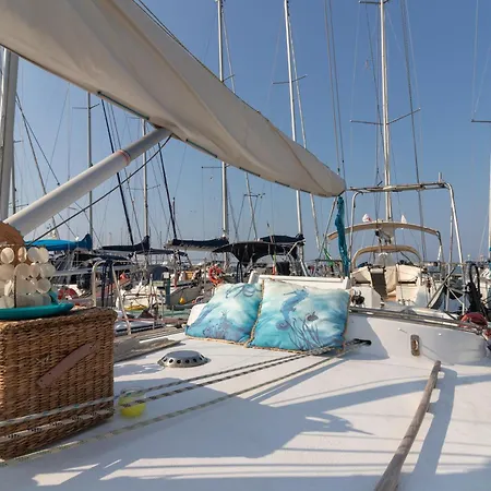 Quo Vadis Yacht Hotel Bari Exterior photo